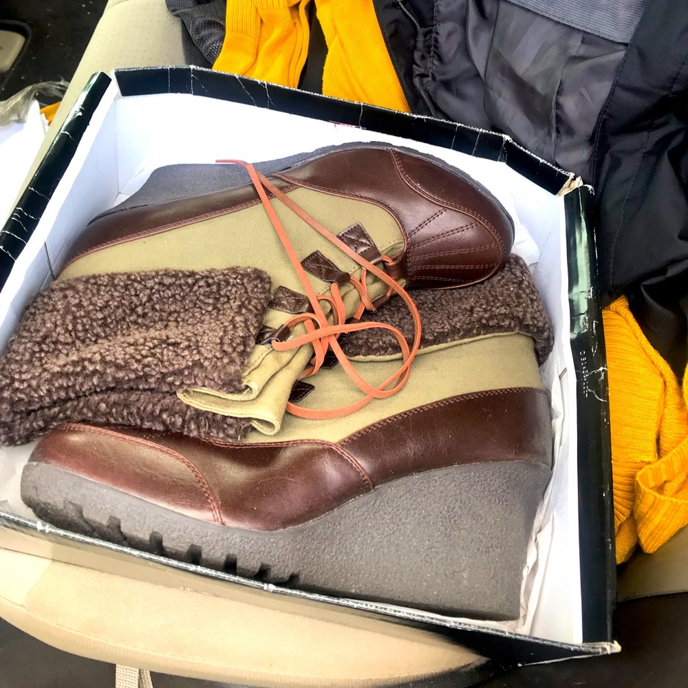 Army color green/brown women boots!  Never worn!